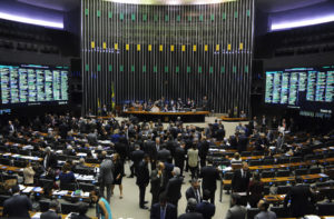 Novos nomes desafiam clãs políticos nas eleições para deputado no Brasil