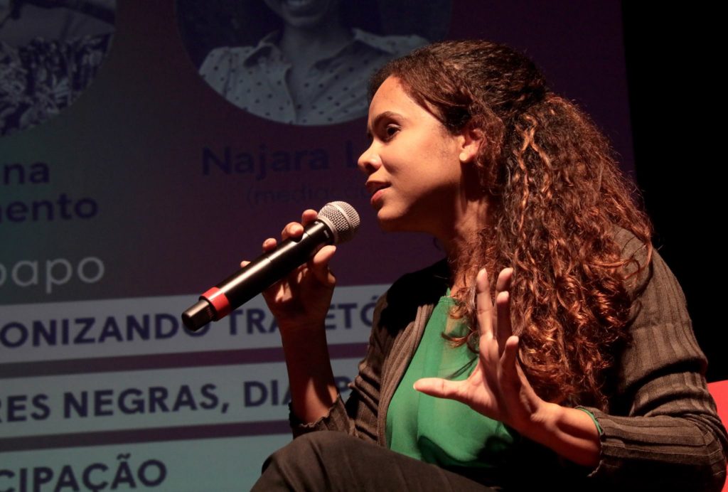 Autora mora em Taboão da Serra, na Grande São Paulo, e estudou a política de inclusão de estudantes negros e negras na universidade