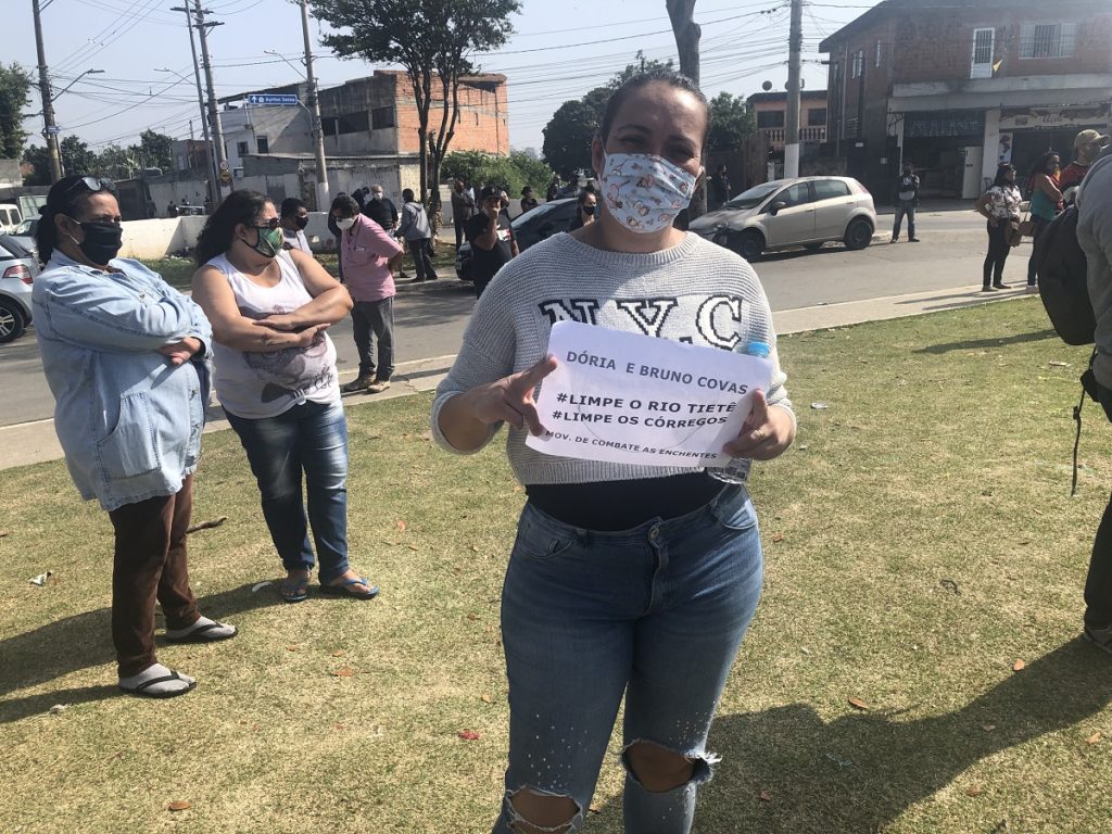 Moradora do Itaim Paulista, Rita Ferreira protesta contra corte de verbas para obras