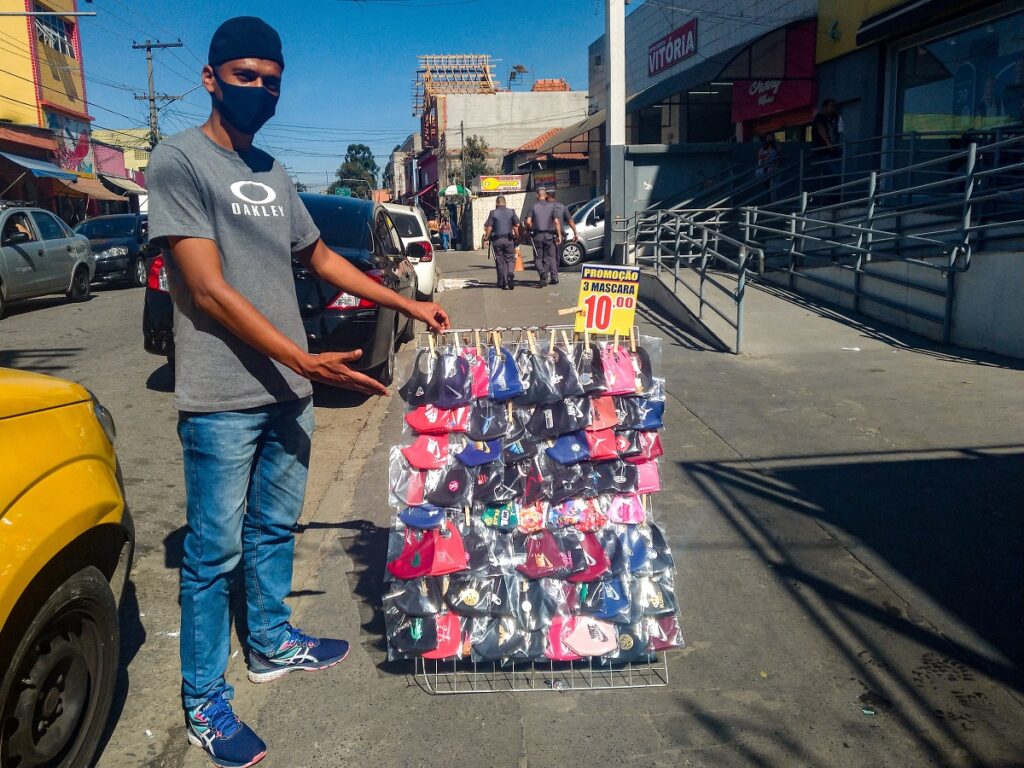 Vendedor de máscaras em Itaquera, Elvis ainda não recebeu o auxílio