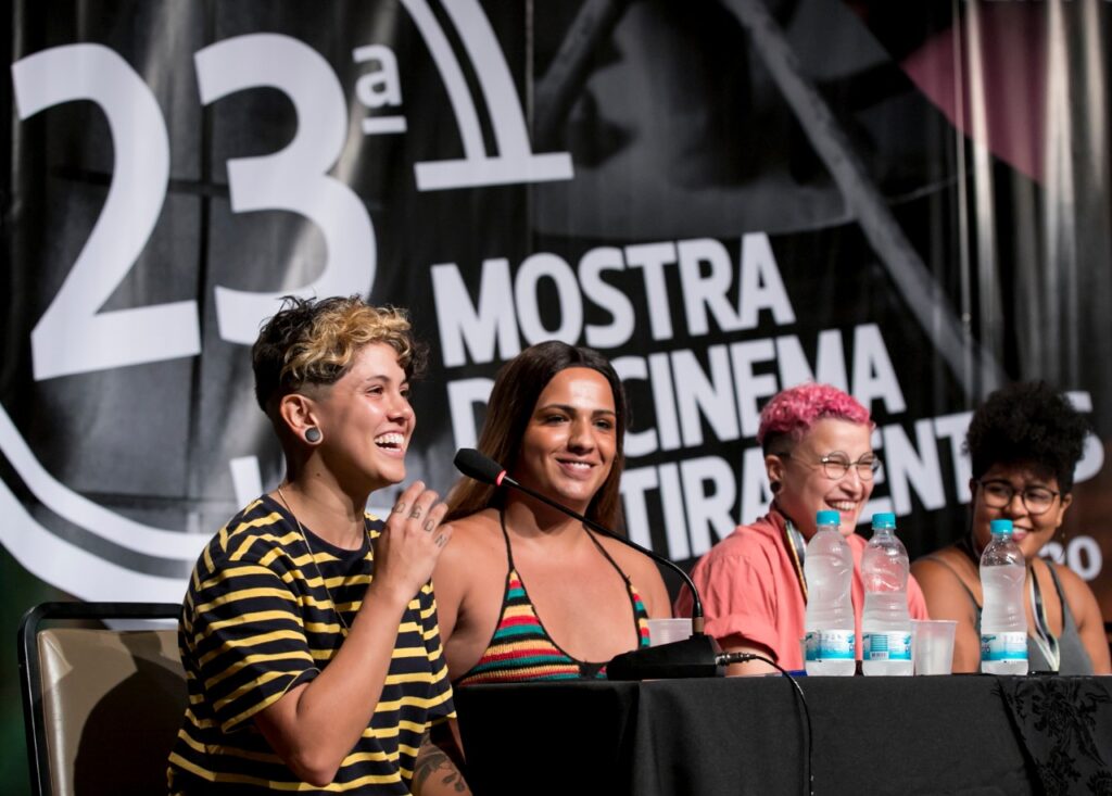 Rosa participa de um coletivo de audiovisual periférico com outras LGBTs, a Maloka Filmes, na zona sul