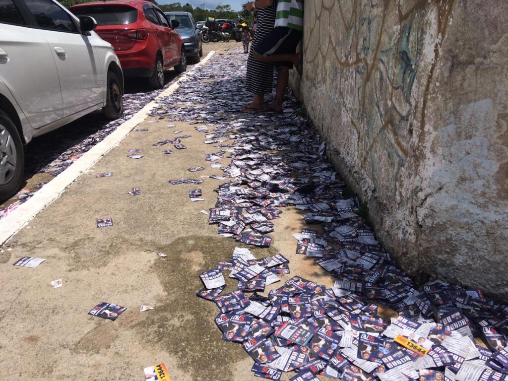 Região de Barragem, no extremo sul de São Paulo, repleta de materiais jogados no chão