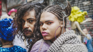 O filme “Para Onde Voam as Feiticeiras” (2020)  acompanha a deriva de encenações e improvisos de sete artistas pelas ruas do centro de São Paulo