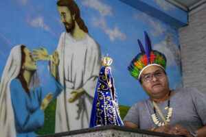 Padre indígena Valmir Batalha, 51, na Capela Nossa Senhora Aparecida, em Ferraz de Vasconcelos, na Grande SP