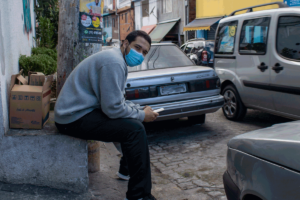 Nas favelas de São Paulo, ruas estreitas, preconceito e acesso são desafios para a mobilidade urbana