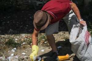 Moradores como Kinshiro Ono fazem ações de reciclagem