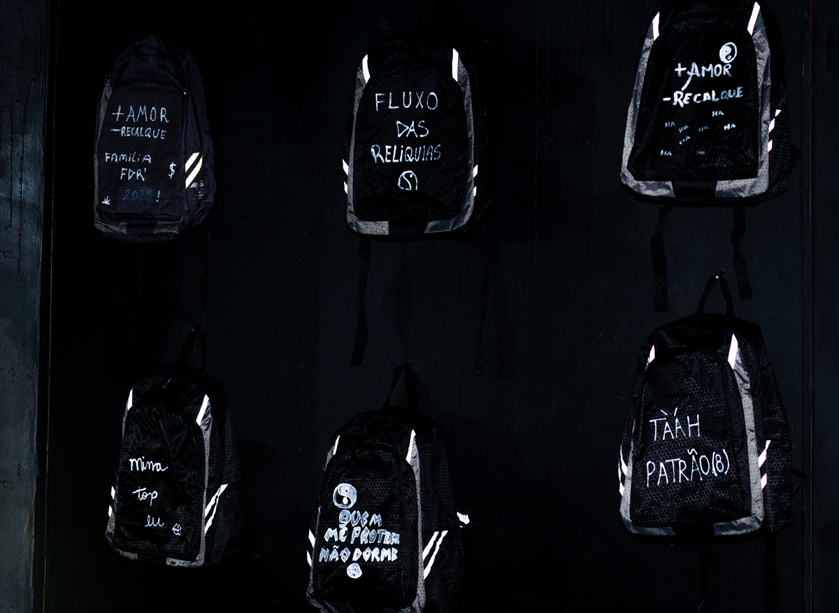 Nos fluxos e bailes da época, a mochila de escola pública fazia parte do look dos funkeiros
